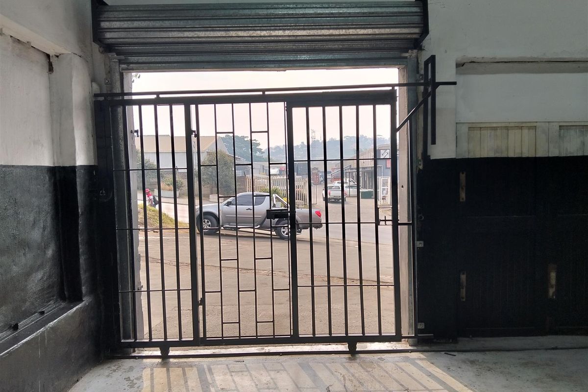 Workshop centre on Main Rd Near Clairmont. - Photo 2