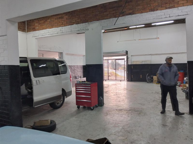 Workshop centre on Main Rd Near Clairmont. - Photo 4