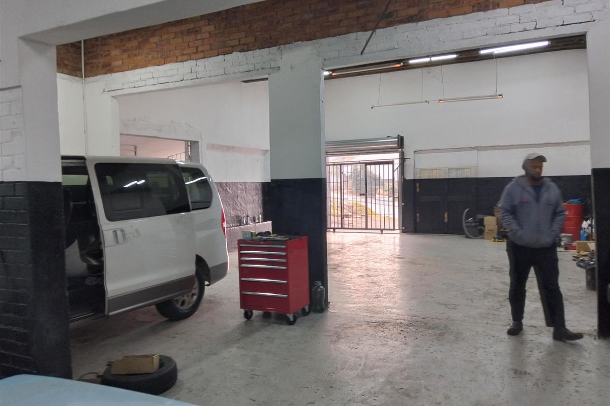 Workshop centre on Main Rd Near Clairmont. - Photo 4