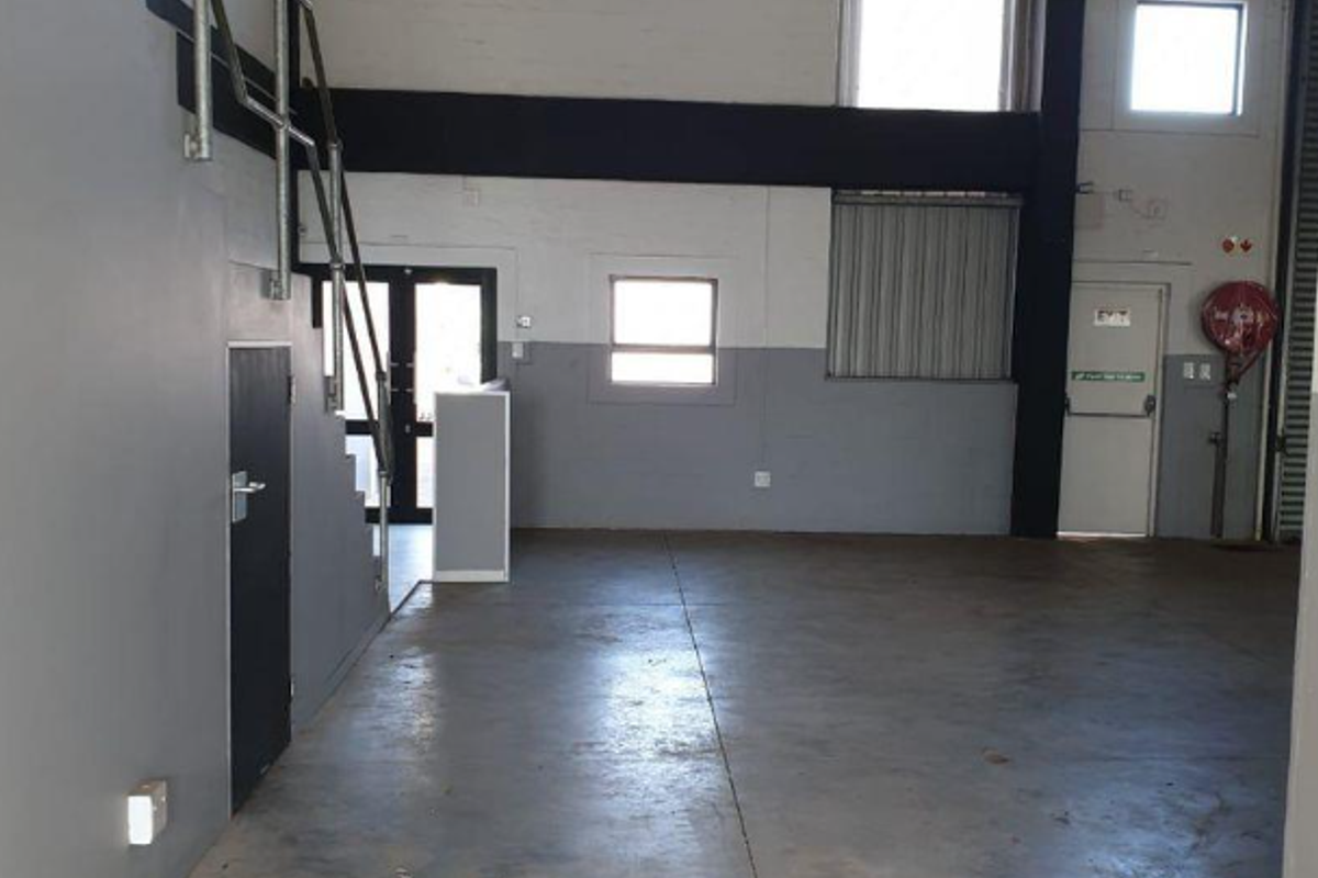 Highly sought after warehouse newly available to let or purchase. - Photo 3