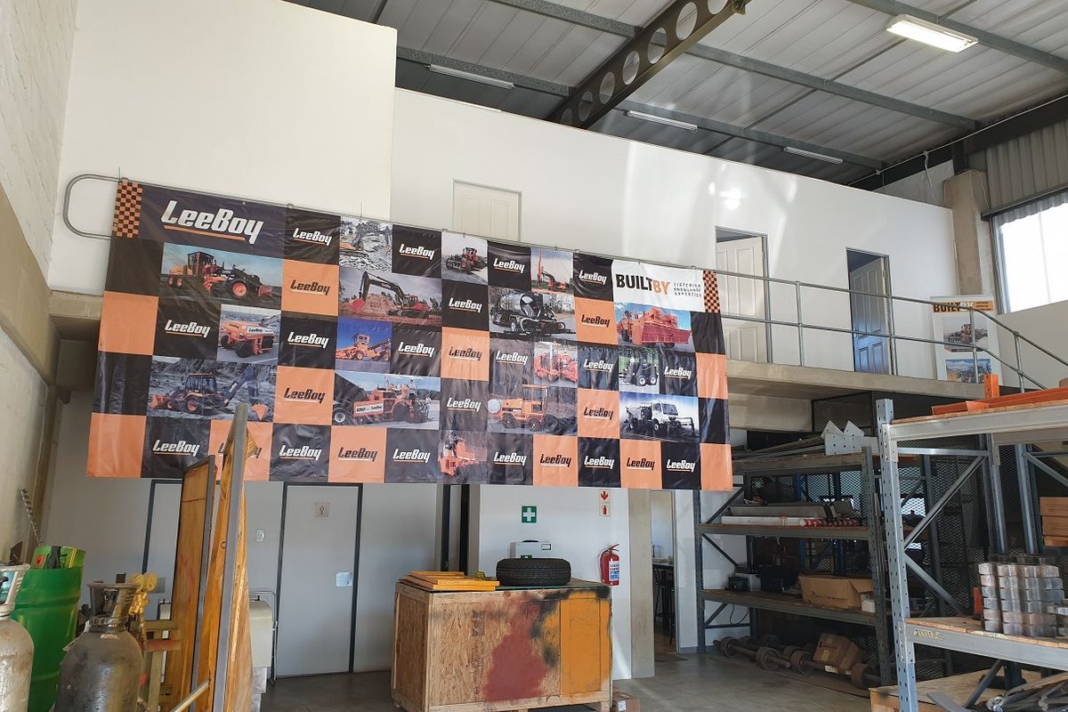 Highly sought after warehouse newly available to let or purchase. - Photo 2