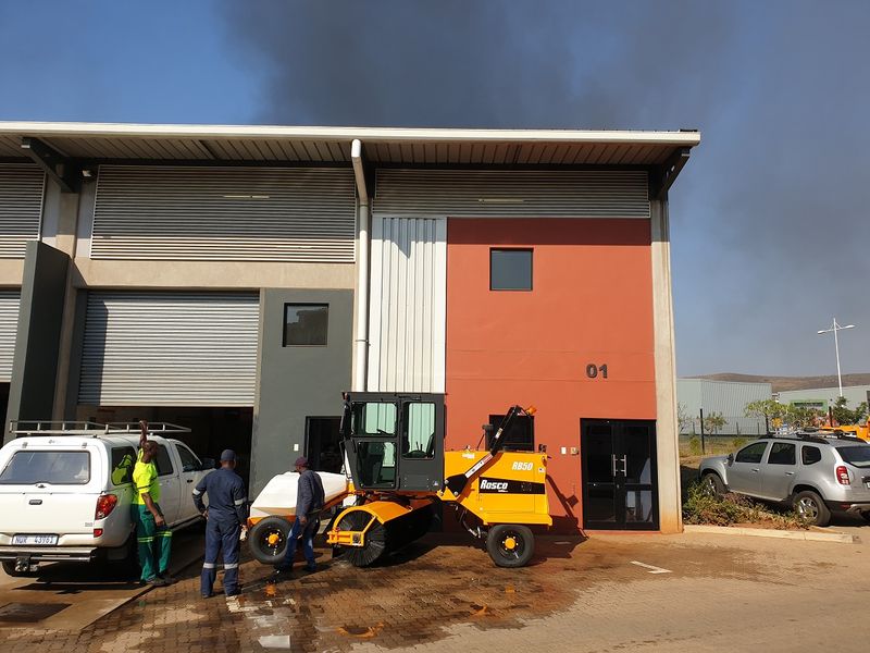 Highly sought after warehouse newly available to let or purchase. - Photo 5