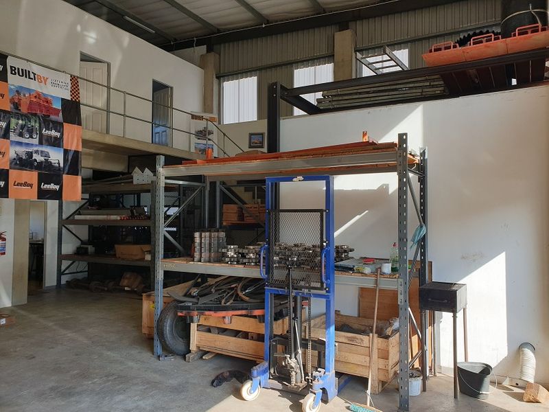 Highly sought after warehouse newly available to let or purchase. - Photo 4