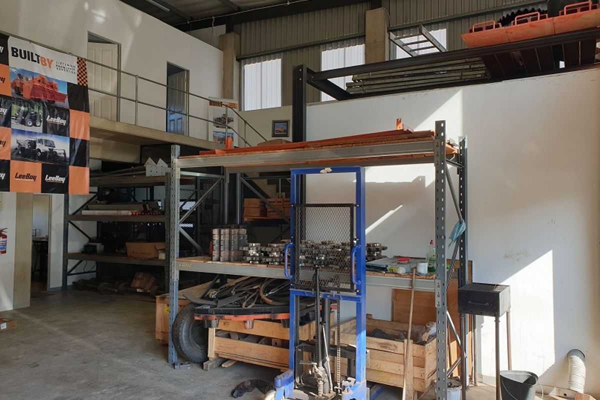 Highly sought after warehouse newly available to let or purchase. - Photo 4