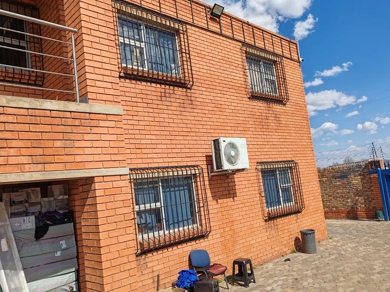 SASOLBURG * NALEDI INDUSTRIAL PARK * COMMERCIAL PROPERTY * R3 640 000.00 * 1770sqm * - Photo 3