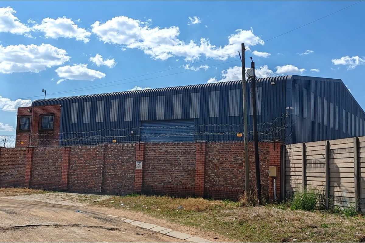 SASOLBURG * NALEDI INDUSTRIAL PARK * COMMERCIAL PROPERTY * R3 640 000.00 * 1770sqm * - Photo 4