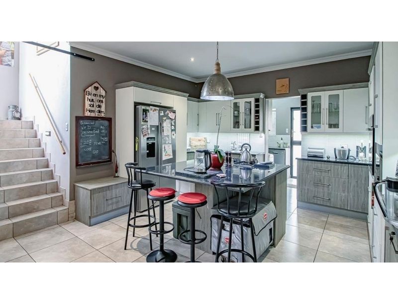 Beautiful 4 bedroom house in Da Nice Estate, an exclusive estate in Melodie. - Photo 2