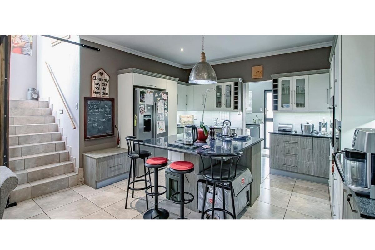 Beautiful 4 bedroom house in Da Nice Estate, an exclusive estate in Melodie. - Photo 2