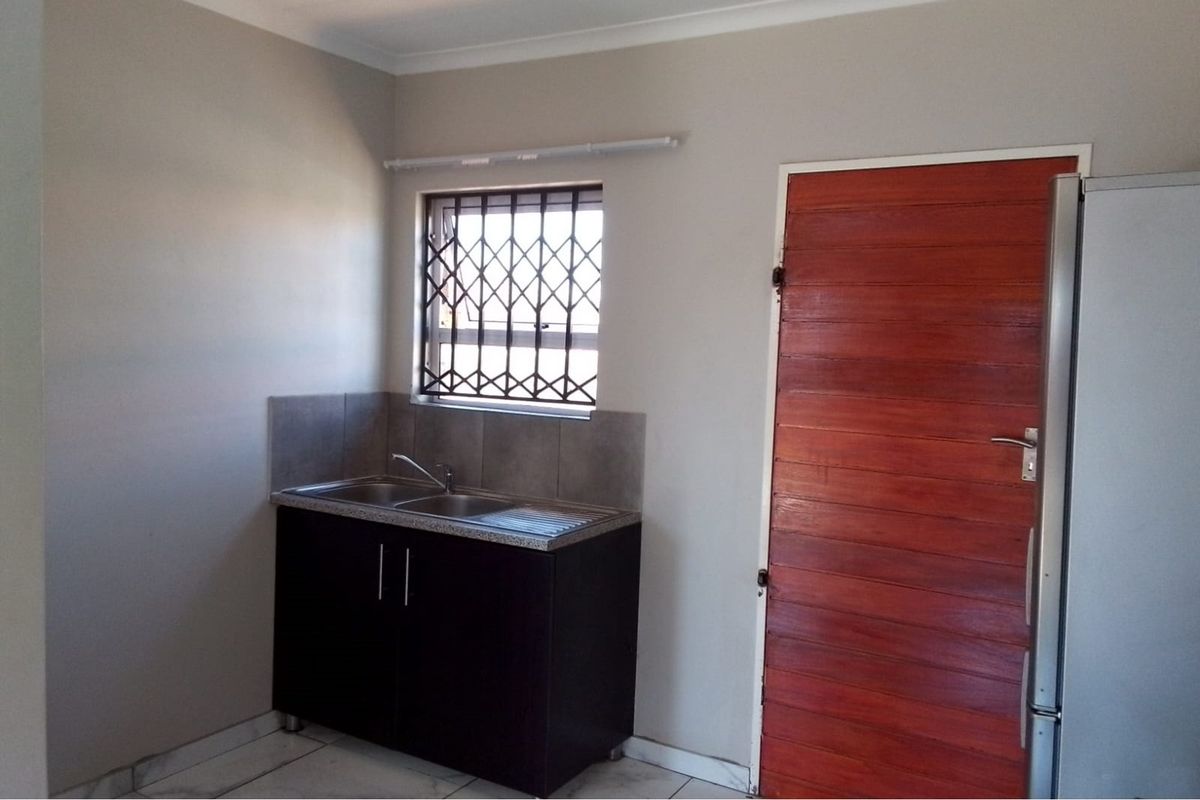 "Discover Your Dream Home in Lufhereng Paradise" - Photo 4