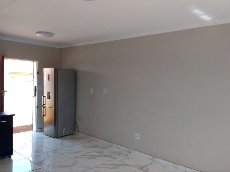 "Discover Your Dream Home in Lufhereng Paradise" - Photo 10