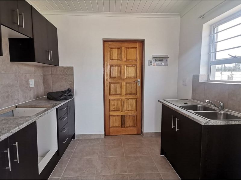 Brand New 3-Bedroom Home in Mountain Ridge Estate, Paarl - Photo 3