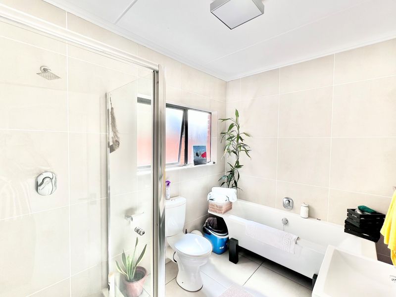 3 Bed - First Floor - Modern, Move-In Ready Investment in Prime Kyalami! - Photo 6