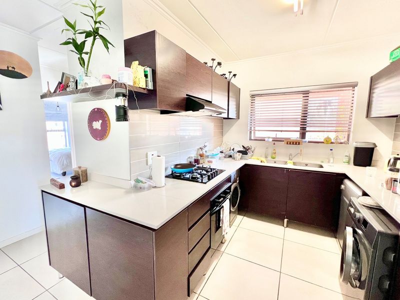 3 Bed - First Floor - Modern, Move-In Ready Investment in Prime Kyalami! - Photo 6
