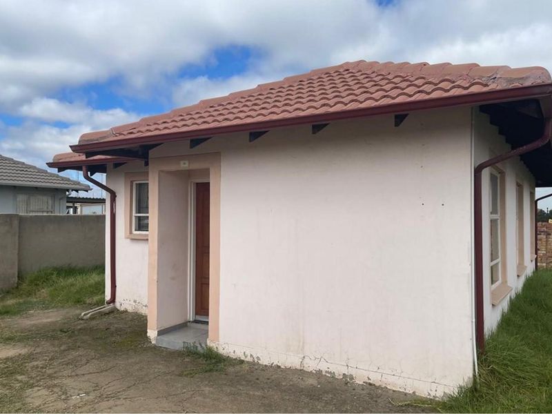 Three Bedroom House Up For Grabs! - Photo 6