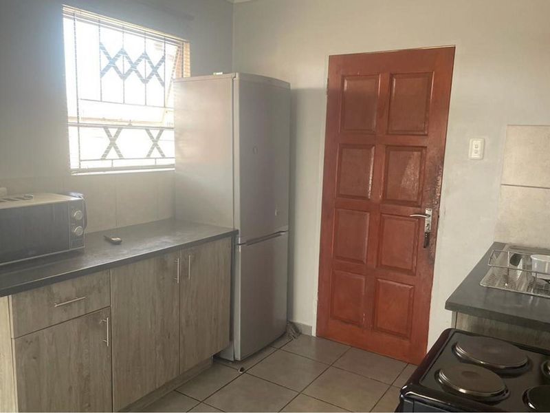 Three Bedroom House Up For Grabs! - Photo 7