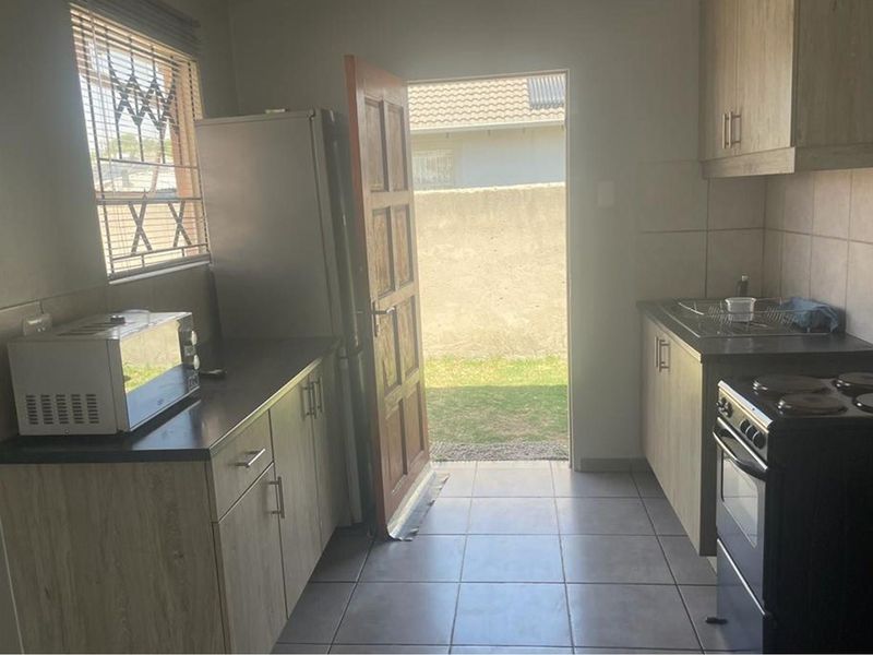 Three Bedroom House Up For Grabs! - Photo 8