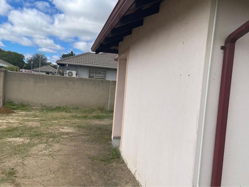 Three Bedroom House Up For Grabs! - Photo 4