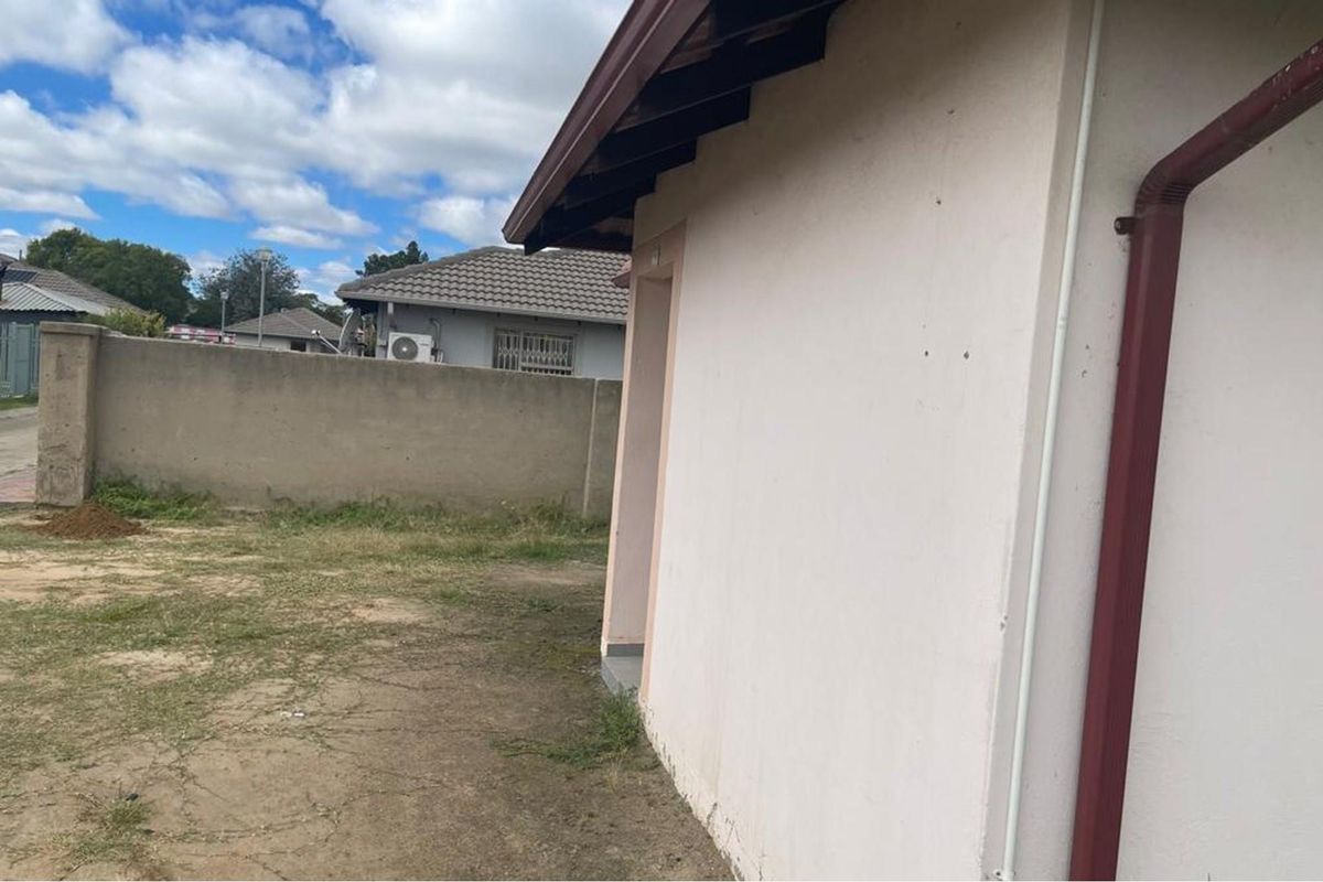 Three Bedroom House Up For Grabs! - Photo 4