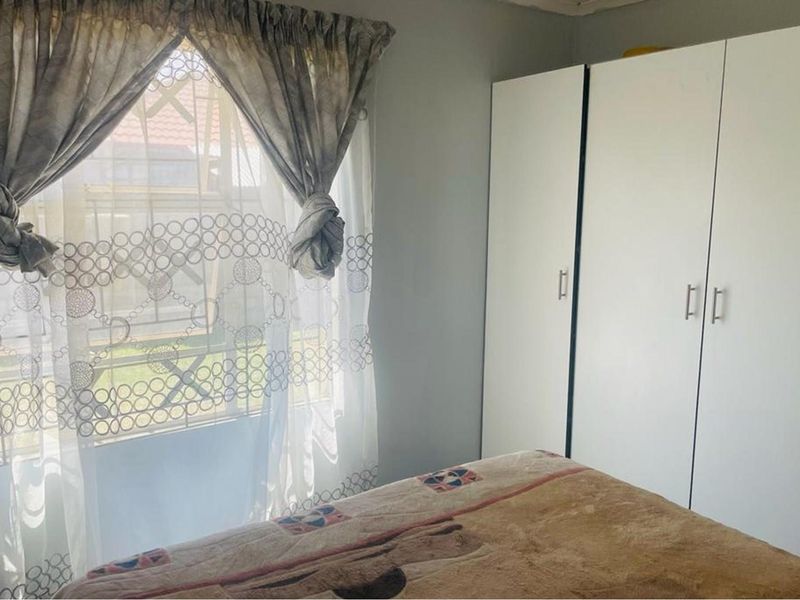 Three Bedroom House Up For Grabs! - Photo 5