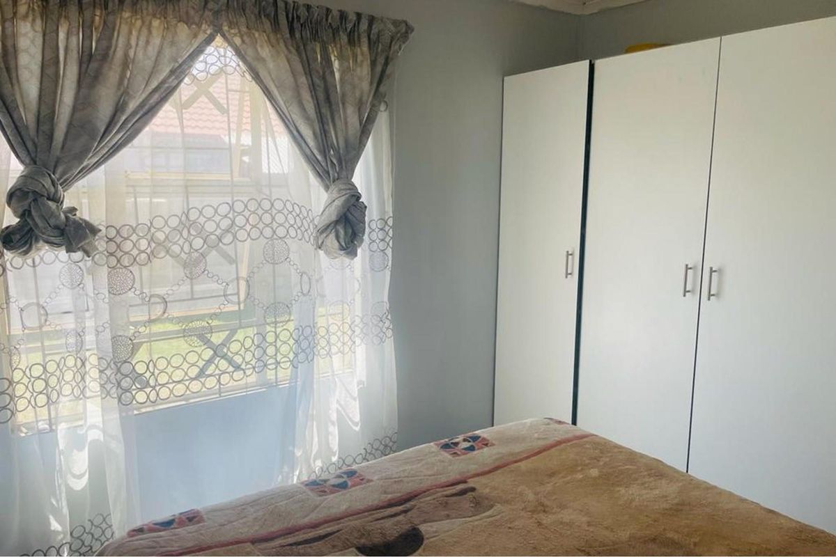 Three Bedroom House Up For Grabs! - Photo 5