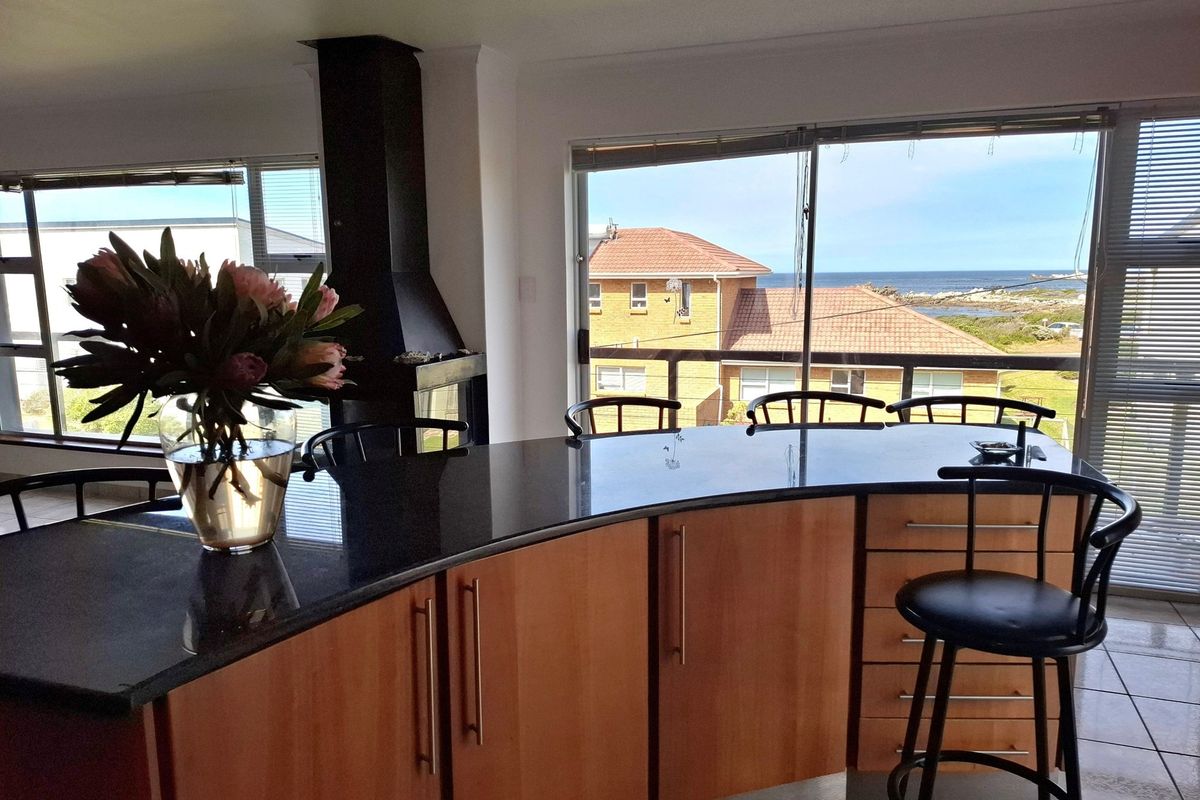 Stunning Double-Storey Beach House - Ideal for Extended Families. - Photo 4