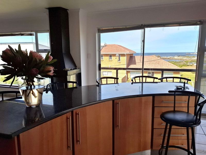 Stunning Double-Storey Beach House - Ideal for Extended Families. - Photo 4
