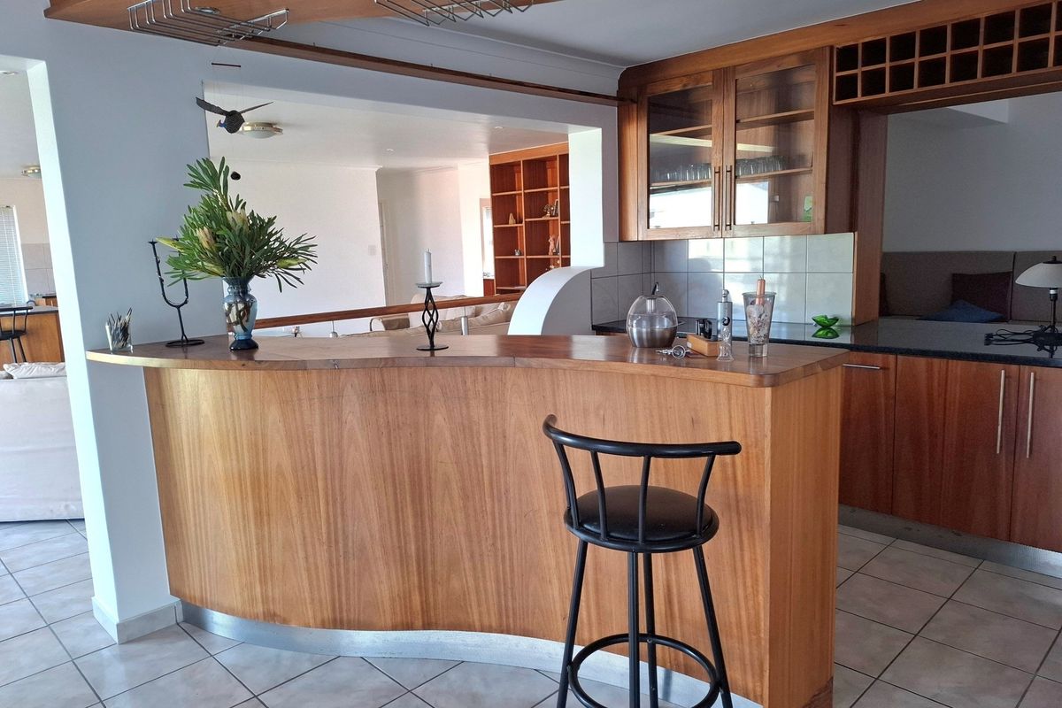 Stunning Double-Storey Beach House - Ideal for Extended Families. - Photo 5