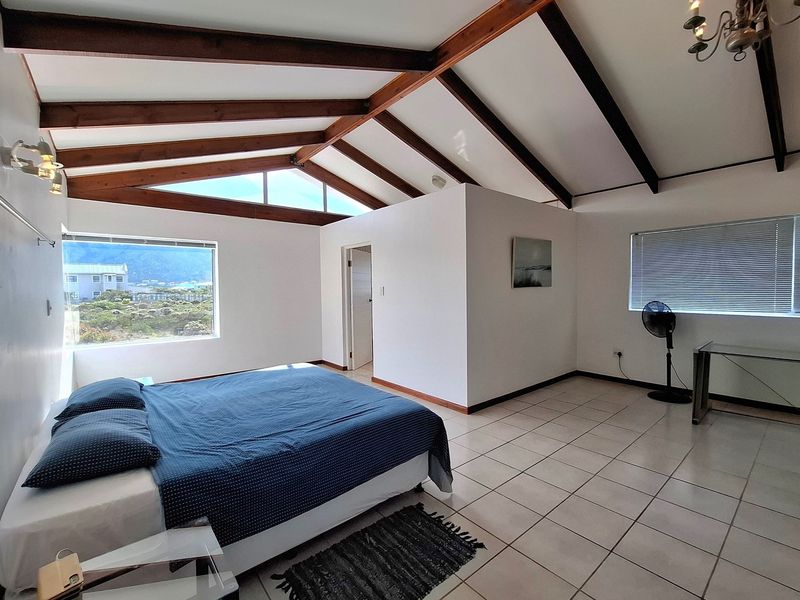 Stunning Double-Storey Beach House - Ideal for Extended Families. - Photo 9