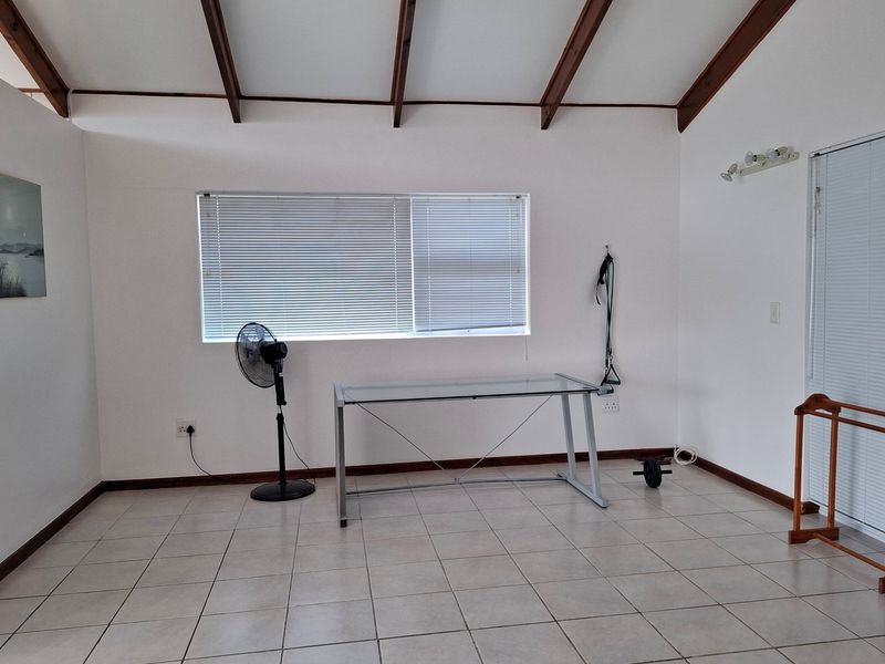 Stunning Double-Storey Beach House - Ideal for Extended Families. - Photo 10