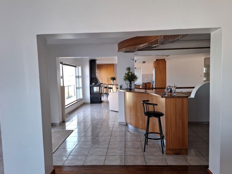 Stunning Double-Storey Beach House - Ideal for Extended Families. - Photo 7