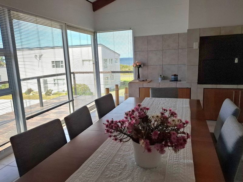 Stunning Double-Storey Beach House - Ideal for Extended Families. - Photo 8