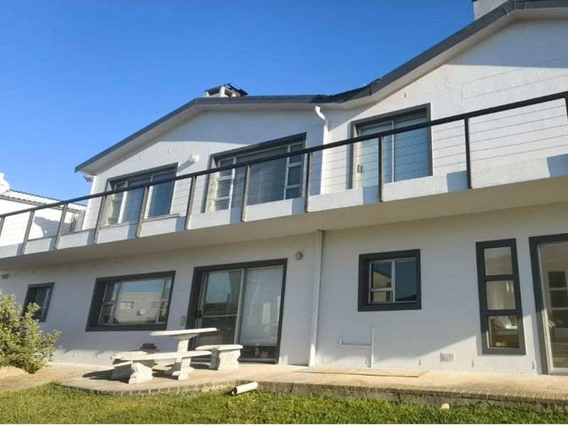 Stunning Double-Storey Beach House - Ideal for Extended Families. - Photo 3