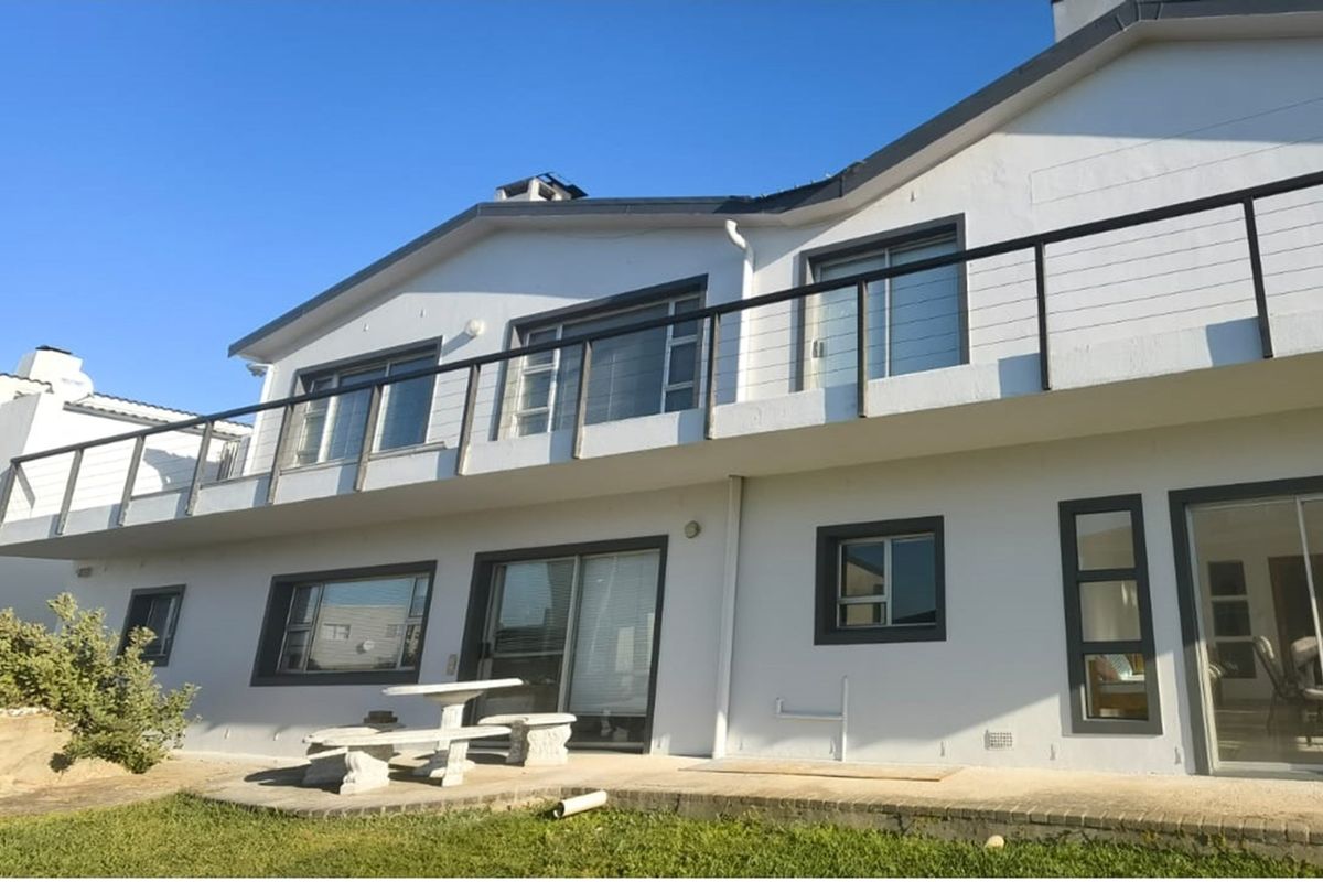 Stunning Double-Storey Beach House - Ideal for Extended Families. - Photo 3