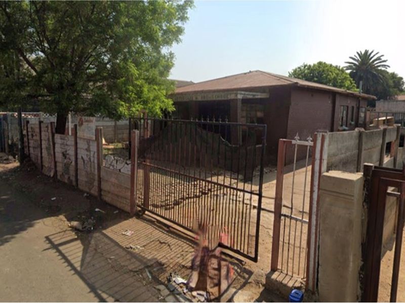 Charming Family Home, currently used as a Creche with in Primrose - Photo 2