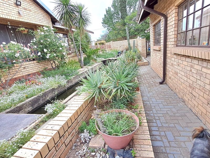 Beautiful freestanding clinker brick townhouse with its own entrance - Photo 2