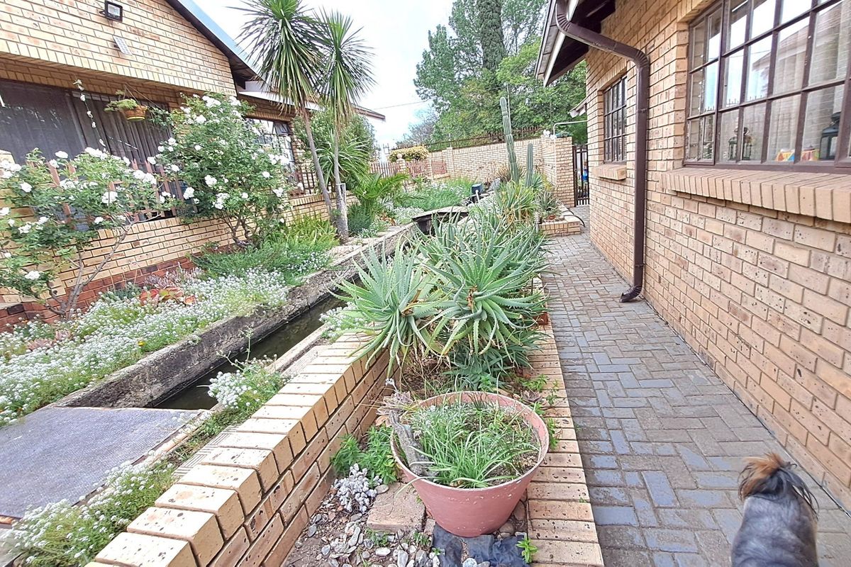 Beautiful freestanding clinker brick townhouse with its own entrance - Photo 2