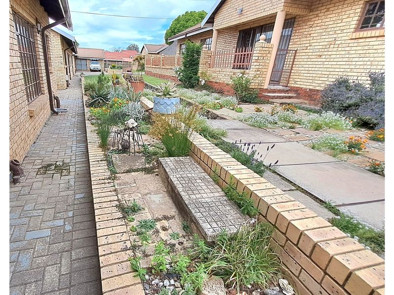 Beautiful freestanding clinker brick townhouse with its own entrance - Photo 4
