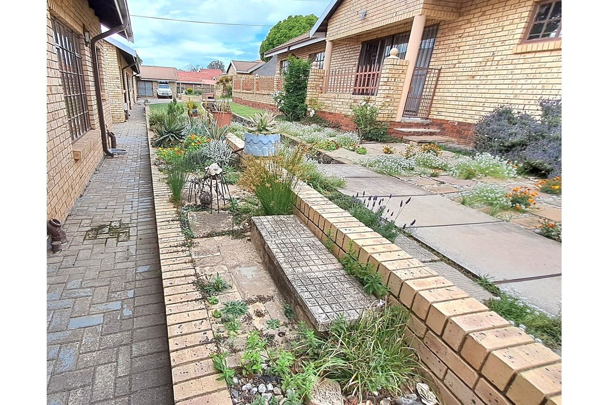 Beautiful freestanding clinker brick townhouse with its own entrance - Photo 4