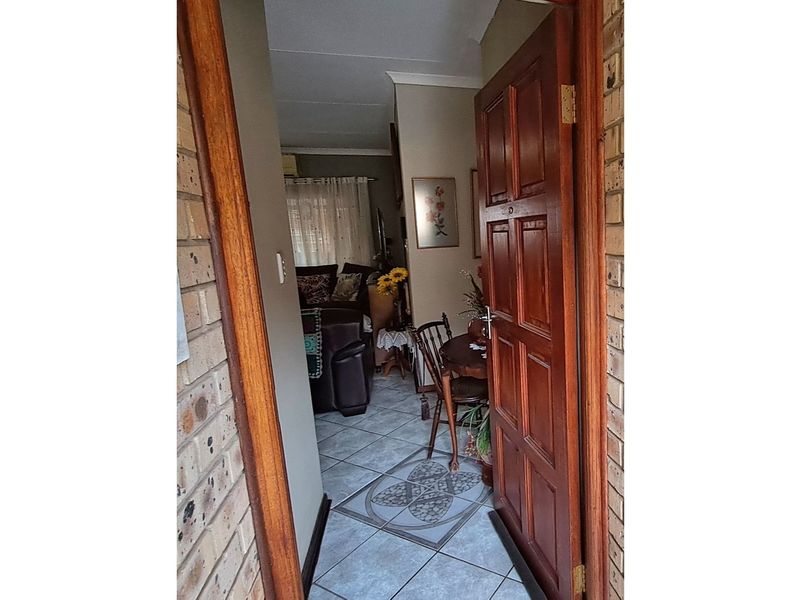 Beautiful freestanding clinker brick townhouse with its own entrance - Photo 7