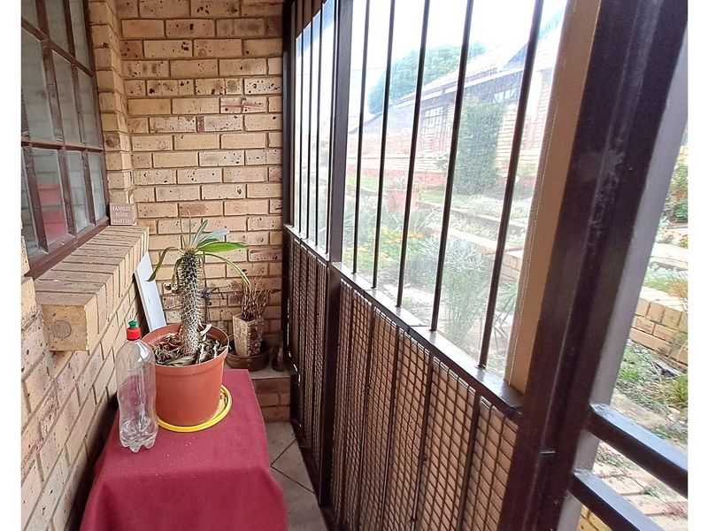 Beautiful freestanding clinker brick townhouse with its own entrance - Photo 6