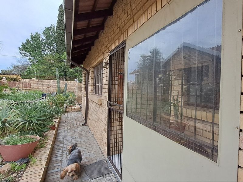 Beautiful freestanding clinker brick townhouse with its own entrance - Photo 5