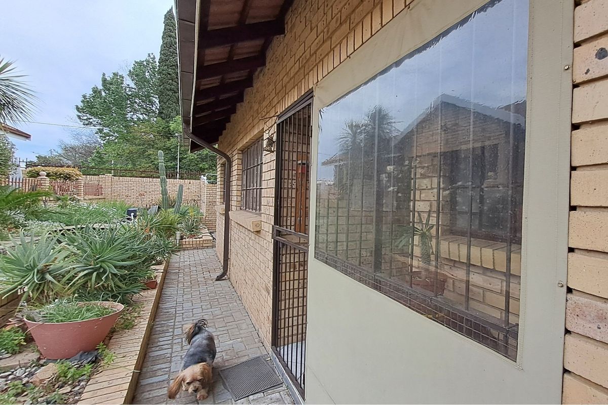 Beautiful freestanding clinker brick townhouse with its own entrance - Photo 5