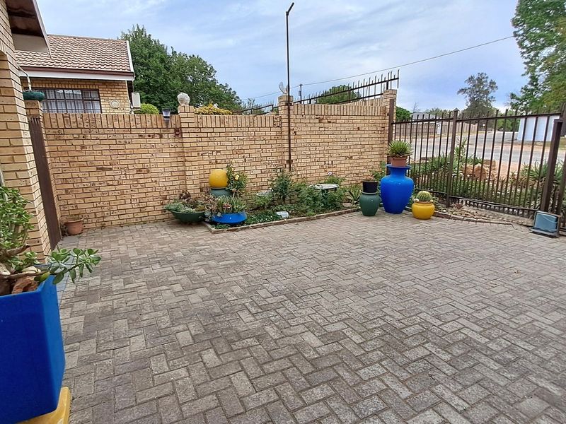 Beautiful freestanding clinker brick townhouse with its own entrance - Photo 3