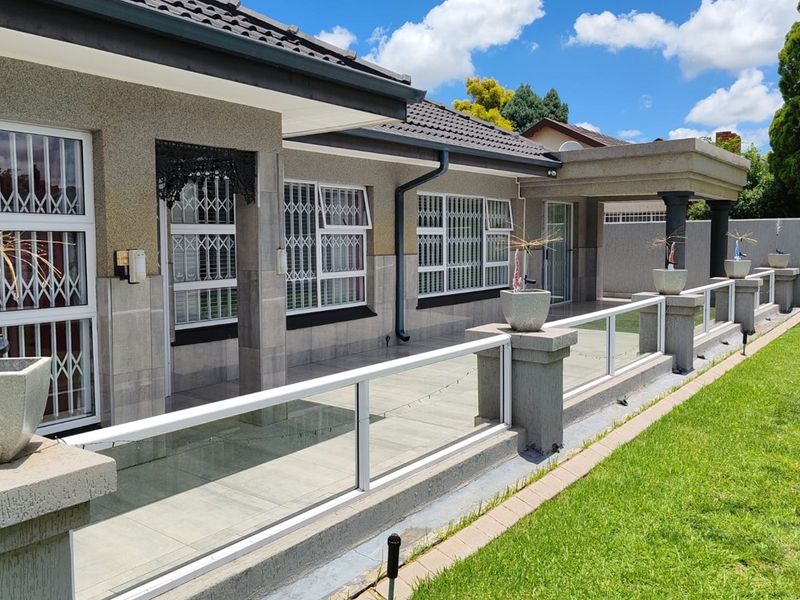 ARCON PARK * SOLE MANDATE * VEREENIGING * a Luxurious, Modern 4-Bedroom Family Home * R2 150 000.00 - Photo 2