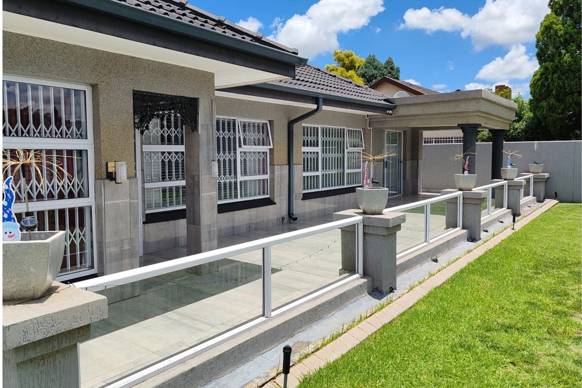 ARCON PARK * SOLE MANDATE * VEREENIGING * a Luxurious, Modern 4-Bedroom Family Home * R2 150 000.00 - Photo 2