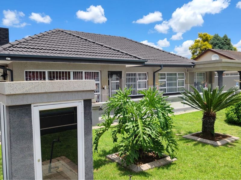 ARCON PARK * SOLE MANDATE * VEREENIGING * a Luxurious, Modern 4-Bedroom Family Home * R2 150 000.00 - Photo 9