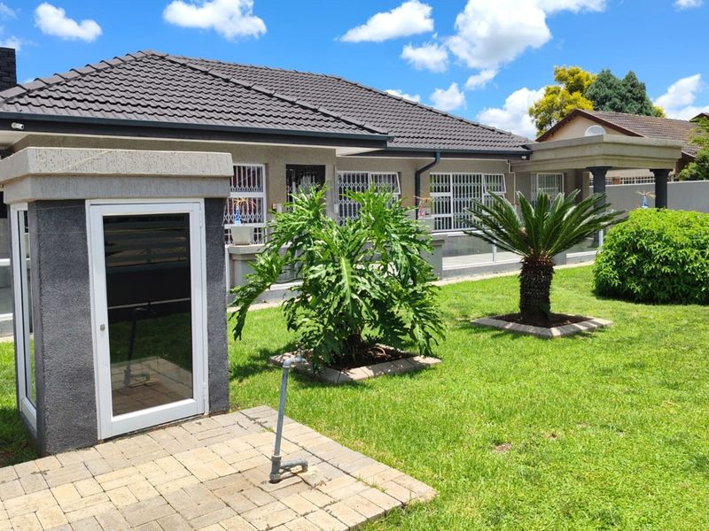 ARCON PARK * SOLE MANDATE * VEREENIGING * a Luxurious, Modern 4-Bedroom Family Home * R2 150 000.00 - Photo 8