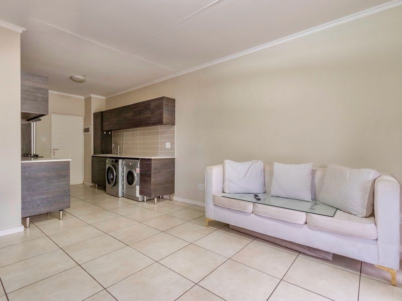 Modern 1-Bedroom Apartment With Kitchen Appliances in Johannnesburg South - Photo 8