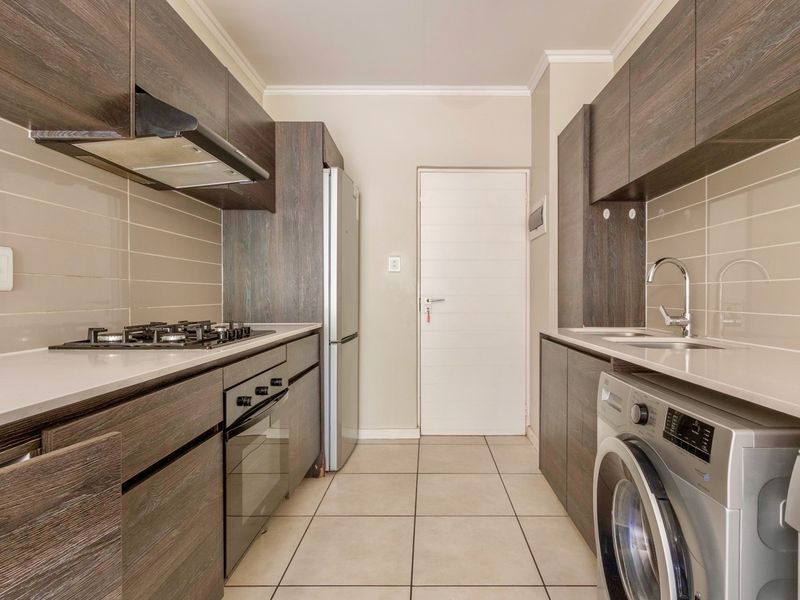 Modern 1-Bedroom Apartment With Kitchen Appliances in Johannnesburg South - Photo 4