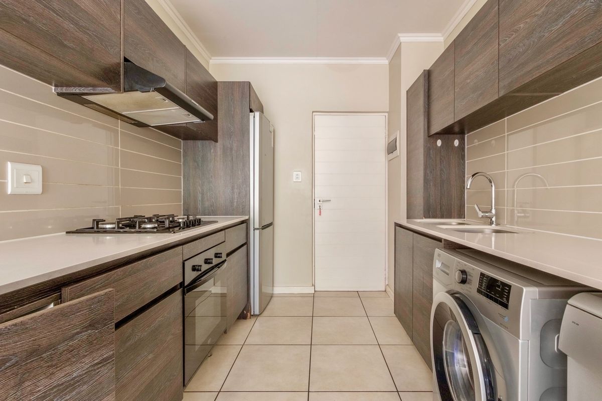 Modern 1-Bedroom Apartment With Kitchen Appliances in Johannnesburg South - Photo 4